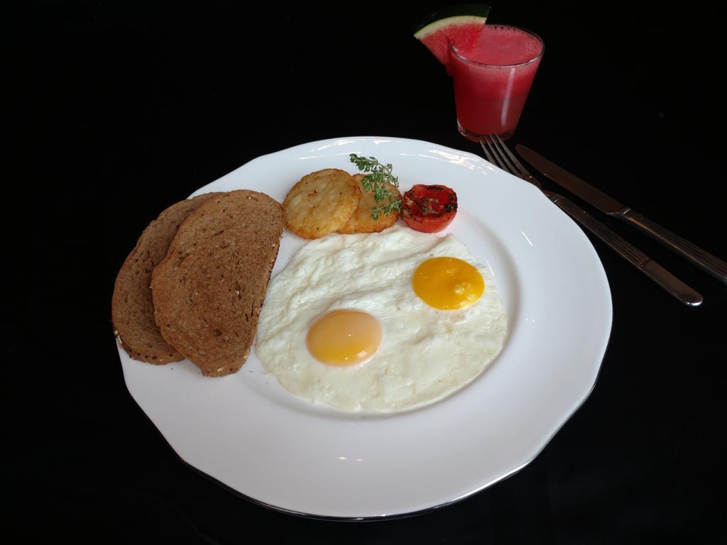 Vivanta Hyderabad, Begumpet Exterior foto A plate of sunny-side-up eggs