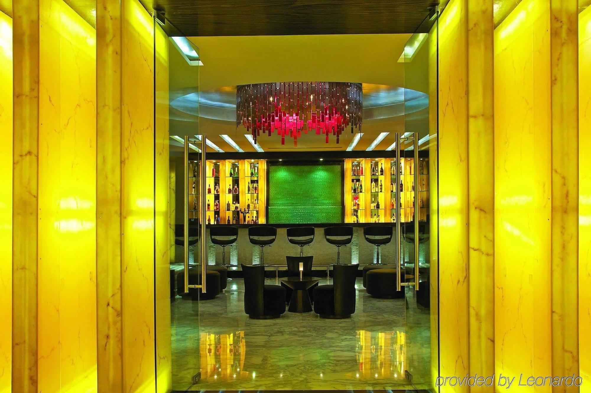 Vivanta Hyderabad, Begumpet Restaurante foto The lobby of the hotel