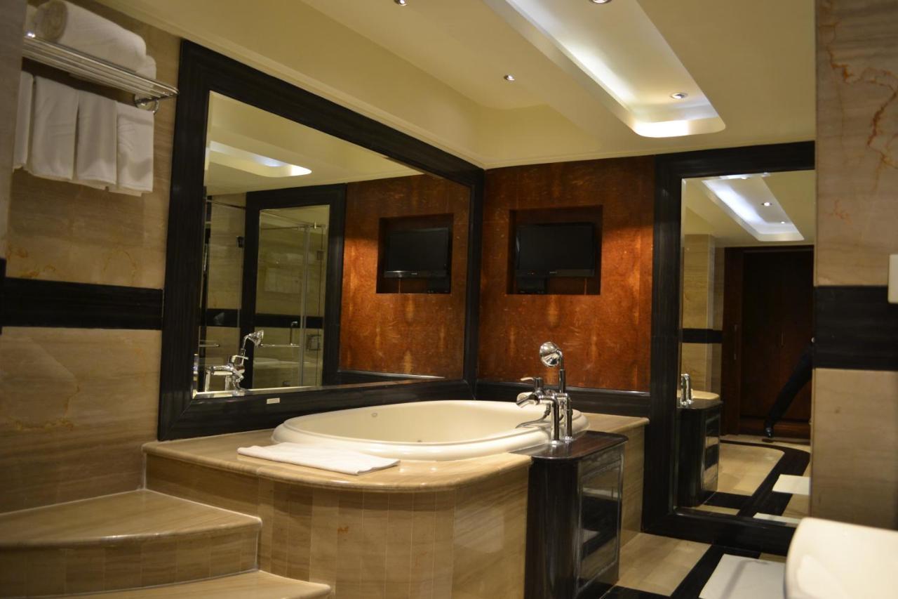Vivanta Hyderabad, Begumpet Exterior foto Bathroom